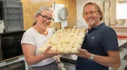 Franks Buchholz (r) mit Andjelka Cajic de Rooij. Sie ist vor dreißig Jahren vor dem Krieg in Bosnien in die Niederlande geflohen. Nach einer Karriere im IT-Bereich folgte sie ihrem Herzen und eröffnete in Friesland eine kleine Hinterhof-Bäckerei. Franks Buchholz (r) mit Andjelka Cajic de Rooij. Sie ist vor dreißig Jahren vor dem Krieg in Bosnien in die Niederlande geflohen. Nach einer Karriere im IT-Bereich folgte sie ihrem Herzen und eröffnete in Friesland eine kleine Hinterhof-Bäckerei.