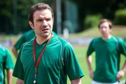 Trainer Stefan Schneider (Urs Fabian Winiger) ist entsetzt &uuml;ber den Tod des Torwarts Andreas Sonnleitner.