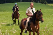 Hubert (Christian Tramitz, vorne) und Staller (Helmfried von L&uuml;ttichau) reiten zum Hof von Hermann Meixner