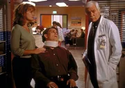 Der schwer kranke Patient Dugan (Darsteller unbekannt, M.) und dessen Frau bitten Dr. Mark Sloan (Dick Van Dyke, r.), Sterbehilfe zu leisten, um Dugan von seinen Qualen zu erlösen. Der schwer kranke Patient Dugan (Darsteller unbekannt, M.) und dessen Frau bitten Dr. Mark Sloan (Dick Van Dyke, r.), Sterbehilfe zu leisten, um Dugan von seinen Qualen zu erlösen.