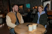 Eriks (Patrick Heinrich) Offenbarung lässt Toni (Olivia Marei) scheinbar souverän an sich abprallen. Eriks (Patrick Heinrich) Offenbarung lässt Toni (Olivia Marei) scheinbar souverän an sich abprallen.