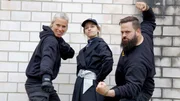 Stuntdouble Anni und Bob zeigen Marina, wie sie sich in Actionfilmen prügeln, ohne sich zu verletzen. Stuntdouble Anni und Bob zeigen Marina, wie sie sich in Actionfilmen prügeln, ohne sich zu verletzen.