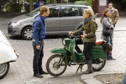 Jojos (Bernhard Bozian, l.) Ausbruch trifft Nina (Maria Wedig, 2.v.l.) tief und die Versuchung einfach zu fahren ist groß. Doch was wird Nina tun? Jojos (Bernhard Bozian, l.) Ausbruch trifft Nina (Maria Wedig, 2.v.l.) tief und die Versuchung einfach zu fahren ist groß. Doch was wird Nina tun?