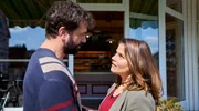 Marie (Katharina Wackernagel, r.) versucht Gisbert (Kai Schumann, l.) vor einer Dummheit zu schützen. Marie (Katharina Wackernagel, r.) versucht Gisbert (Kai Schumann, l.) vor einer Dummheit zu schützen.