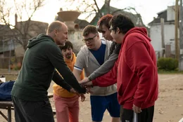 v.li.: Marcus (Woody Harrelson), Craig (Matthew von der Ahe), Benny (James Day Keith), Cody (Ashton Gunning), Blair (Tom Sinclair).