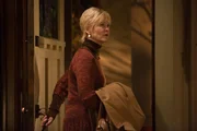 Eine unerwartete Bedrohung bringt Alice (Dee Wallace) dazu, wieder einen Schritt auf ihren Sohn zuzugehen ...