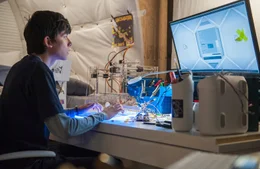 Gardner Elliot (Asa Butterfield)