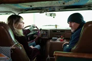 Alex (Kaitlin Olson), Marcus (Woody Harrelson).