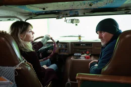 Alex (Kaitlin Olson), Marcus (Woody Harrelson).