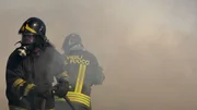 Die Feuerwehr k&auml;mpft einen schier aussichtslosen Kampf gegen die M&uuml;llbr&auml;nde.