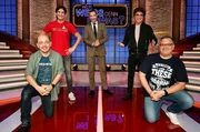 Moderator Kai Pflaume (M.) und seine Rateteam-Kapitäne Bernhard Hoëcker (l.) und Elton (r.) begrüßen in dieser Sendung den Comedian Matze Knop (2.v.l.) und den Comedian Atze Schröder (2.v.r.). Moderator Kai Pflaume (M.) und seine Rateteam-Kapitäne Bernhard Hoëcker (l.) und Elton (r.) begrüßen in dieser Sendung den Comedian Matze Knop (2.v.l.) und den Comedian Atze Schröder (2.v.r.).