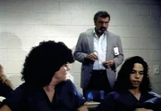 Während Marks (Victor French, M.) Unterricht setzen bei Maria Rojas (Tasia Valenza, r.) die Wehen ein. Während Marks (Victor French, M.) Unterricht setzen bei Maria Rojas (Tasia Valenza, r.) die Wehen ein.