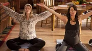 Lou (Michelle Morgan, re) und ihre Freundin Marnie (Meredith Bailey, li) bereiten sich gemeinsam auf die Geburt ihrer Babys vor. Lou (Michelle Morgan, re) und ihre Freundin Marnie (Meredith Bailey, li) bereiten sich gemeinsam auf die Geburt ihrer Babys vor.
