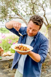 Jamie Oliver Die Verwendung des sendungsbezogenen Materials ist nur mit dem Hinweis und Verlinkung auf RTL+ gestattet.; Jamie Oliver Die Verwendung des sendungsbezogenen Materials ist nur mit dem Hinweis und Verlinkung auf RTL+ gestattet. Jamie Oliver Die Verwendung des sendungsbezogenen Materials ist nur mit dem Hinweis und Verlinkung auf RTL+ gestattet.; Jamie Oliver Die Verwendung des sendungsbezogenen Materials ist nur mit dem Hinweis und Verlinkung auf RTL+ gestattet.