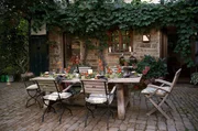 Für das Finale geht es nach Much ins Bergische Land. Auf Hof Tüschenbonnen lebt Ute Brehm auf einem denkmalgeschützten Hof mit einer 200-jährigen Geschichte. Ihr Garten ist ihre Lebensqualität – ein Staudenparadies mit unerwarteten Gartenräumen. Für das Finale geht es nach Much ins Bergische Land. Auf Hof Tüschenbonnen lebt Ute Brehm auf einem denkmalgeschützten Hof mit einer 200-jährigen Geschichte. Ihr Garten ist ihre Lebensqualität – ein Staudenparadies mit unerwarteten Gartenräumen.