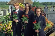 Schwiedertochter Heidi Mähr und die Enkelkinder Burgi und Willy trauern (v.li.: Raffael Weninger, Monika Finotti, Janet Brand). Schwiedertochter Heidi Mähr und die Enkelkinder Burgi und Willy trauern (v.li.: Raffael Weninger, Monika Finotti, Janet Brand).