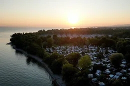 Sommerparadies Bodensee: Sonnenuntergang am Campingpark Gohren f&uuml;r bis zur 6.000 G&auml;ste.