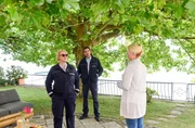 Richterin Marla Kohnen (Elisabeth Brück, r.) wird von Nele Fehrenbach (Floriane Daniel, l.) und Jakob Frings (Max König, M.) zu dem toten Ornithologen befragt. Dieser kämpfte für den Naturschutz und war ein "Intensivkläger". Richterin Marla Kohnen (Elisabeth Brück, r.) wird von Nele Fehrenbach (Floriane Daniel, l.) und Jakob Frings (Max König, M.) zu dem toten Ornithologen befragt. Dieser kämpfte für den Naturschutz und war ein "Intensivkläger".