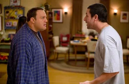 Feuerwehrmann Larry (Kevin James, l.) hat es nach dem Tod seiner Frau verpasst, finanziell f&uuml;r seinen Nachwuchs vorzusorgen. In seiner Verzweiflung &uuml;berredet er seinen besten Freund (Adam Sandler, r.), sich als schwules Ehe-P&auml;rchen auszugeben ...