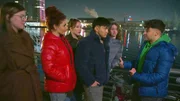Karim ist stinksauer auf Elias, weil Janni Ärger wegen ihm bekommt. Doch als Karim in Schwierigkeiten gerät, hilft Elias ihm. Auf Charlis Drängen lädt Karim ihn aufs Hausboot ein - und ist überrascht: Es gibt ungeahnte Gemeinsamkeiten. Karim ist stinksauer auf Elias, weil Janni Ärger wegen ihm bekommt. Doch als Karim in Schwierigkeiten gerät, hilft Elias ihm. Auf Charlis Drängen lädt Karim ihn aufs Hausboot ein - und ist überrascht: Es gibt ungeahnte Gemeinsamkeiten.