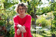 Zuerst geht es mitten nach Köln. Dort liegt die 300 Quadratmeter große Schrebergartenidylle von Gartenbloggerin Anja Klein. Ohne Strom, aber mit vielen bunten Blumen, einem aus gebrauchten Fenstern selbstgebauten Gewächshaus und Unmengen von Gemüse hat sich die 54jährige ein kleines Ökosystem geschaffen. Zuerst geht es mitten nach Köln. Dort liegt die 300 Quadratmeter große Schrebergartenidylle von Gartenbloggerin Anja Klein. Ohne Strom, aber mit vielen bunten Blumen, einem aus gebrauchten Fenstern selbstgebauten Gewächshaus und Unmengen von Gemüse hat sich die 54jährige ein kleines Ökosystem geschaffen.