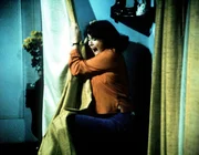 Hazel Lamphere (Susan Krebs) hat einen Schwächeanfall. Hazel Lamphere (Susan Krebs) hat einen Schwächeanfall.