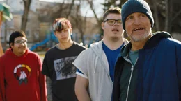 v.li.: Blair (Tom Sinclair), Cody (Ashton Gunning), Benny (James Day Keith), Marcus (Woody Harrelson).