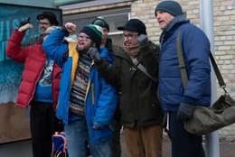 v.li.: Johnny (Kevin Iannucci), Marlon (Casey Metcalfe), Marcus (Woody Harrelson).
