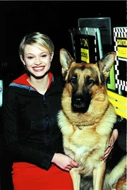 Claudia Wallner (Mavie H&ouml;rbiger) und Rex.