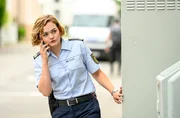 Julia Demmler (Wendy Güntensperger) verfolgt eine Verdächtige. Julia Demmler (Wendy Güntensperger) verfolgt eine Verdächtige.