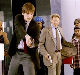 Eigentlich liegen ihre Ambitionen ganz woanders, aber ab und zu m&uuml;ssen die beiden Hollywood Cops Joe Gavilan (Harrison Ford, r.) und K.C. Calden (Josh Harnett, l.) von der LAPD-Mordkomission doch mal in ihrem Job t&auml;tig werden ...
