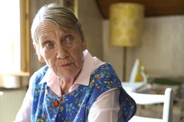 Frau Schweiger (Ingrid Burkhart).