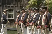 Amerikanische Soldaten stehen mit ihren Gewehren in Reih und Glied (Nachstellung). Hoffnung, Angst, Gewalt und Entbehrung dominierten in einem Krieg, der tief in den Alltag der einfachen Bev&ouml;lkerung eingriff.