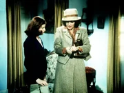 Elizabeth (Kami Cotler, l.) zeigt der Lehrerin Hazel Lamphere (Susan Krebs, r.) ihre neue Wohnung. Elizabeth (Kami Cotler, l.) zeigt der Lehrerin Hazel Lamphere (Susan Krebs, r.) ihre neue Wohnung.