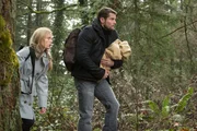 Der Feind ist ihnen immer dicht auf den Fersen, w&auml;hrend Adalind (Claire Coffee, l.) und Meisner (Damien Puckler, r.) versuchen, sich durch die europ&auml;ischen W&auml;lder davonzustehlen ...