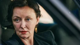 Elfriede Eder (Regina Fritsch).