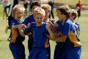Emmas kleiner Bruder Elliot (Trent Sullivan, vorne Mitte) kann &ndash; dank Emma &ndash; endlich einen Erfolg w&auml;hrend dem Fu&szlig;ballspiel erzielen: Er schie&szlig;t das entscheidende Tor.