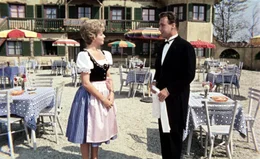 Theres (Waltraut Haas), Heinz (Peter Alexander).