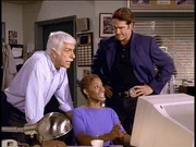 Steve (Barry Van Dyke, r.) und seine Kollegin Sandra k&ouml;nnen Marks (Dick Van Dyke, l.) Verdacht mit Hilfe der Computertechnik best&auml;tigen.