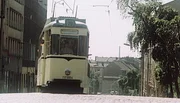 Erinnerungen an die 60er, 70er und 80er Jahre im alten Stadtbezirk Mitte. Ostberlin ist stolz auf seine schicke Seite mit Alexanderplatz, Unter den Linden und Friedrichstra&szlig;e. In den Stra&szlig;en dahinter sieht es aber oft anders aus. Im Scheunenviertel br&ouml;ckelt der Putz. - Stra&szlig;enbahn in der Veteranenstra&szlig;e.
