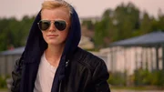 Theo (Herman Nysæther Grinde) nimmt eine Typveränderung vor, um Nura zu beeindrucken. Theo (Herman Nysæther Grinde) nimmt eine Typveränderung vor, um Nura zu beeindrucken.