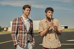 v.li.: Lucky Collins (Anders Holm), Doug Collins (Brett Dier)