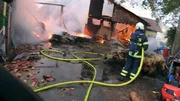 Feuerwehrmann beim Löschen eines Großbrandes. Feuerwehrmann beim Löschen eines Großbrandes.
