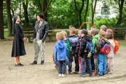 Schwester Hanna (Janina Hartwig) versucht Tom zu &uuml;berreden die K&uuml;ndigung im Kindergarten zur&uuml;ckzunehmen. Kevin (Lukas B. Amberger) soll zeigen, wie leicht es ist mit Kindern umzugehen.