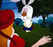 Alice fragt das gro&szlig;e wei&szlig;e Kaninchen, ob es Benny Bunny gesehen hat.
