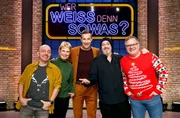 Moderator Kai Pflaume (M.) und seine Rateteam-Kapitäne Bernhard Hoëcker (l.) und Elton (r.) begrüßen in dieser Sendung die Komikerin und Schauspielerin Cordula Stratmann (2.v.l.) und den Komiker und Kabarettist Torsten Sträter (2.v.r.). Moderator Kai Pflaume (M.) und seine Rateteam-Kapitäne Bernhard Hoëcker (l.) und Elton (r.) begrüßen in dieser Sendung die Komikerin und Schauspielerin Cordula Stratmann (2.v.l.) und den Komiker und Kabarettist Torsten Sträter (2.v.r.).