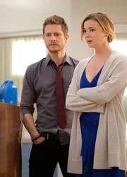 Dr. Conrad Hawkins (Matt Czuchry, l.); Nicolette Nevin (Emily VanCamp, r.)