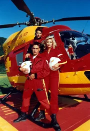 Szene aus "Medicopter 117 - Jedes Leben zählt": Nach der Rettung eines Arbeiters aus einem Schlangenterrarium befindet sich eine Korallennatter im Helikopter; Pilot Wächter wird gebissen; Pilotin Biggi gibt Sanitäter per Funk Anweisungen. Im Bild (v.li.): Wolfgang Krewe (Ralf Staller), Sabine Petzl (Biggi Schwerin), Anja Freese (Dr. Gabriele Kollmann). Szene aus "Medicopter 117 - Jedes Leben zählt": Nach der Rettung eines Arbeiters aus einem Schlangenterrarium befindet sich eine Korallennatter im Helikopter; Pilot Wächter wird gebissen; Pilotin Biggi gibt Sanitäter per Funk Anweisungen. Im Bild (v.li.): Wolfgang Krewe (Ralf Staller), Sabine Petzl (Biggi Schwerin), Anja Freese (Dr. Gabriele Kollmann).