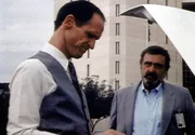 Als Mark (Victor French, r.) Gefängnisdirektor Inman (Bruce French, l.) auf die Ungerechtigkeit in seiner Anstalt aufmerksam macht, reagiert dieser nur abweisend. Als Mark (Victor French, r.) Gefängnisdirektor Inman (Bruce French, l.) auf die Ungerechtigkeit in seiner Anstalt aufmerksam macht, reagiert dieser nur abweisend.
