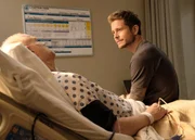 Marshall Winthrop (Glenn Morshower, l.); Dr. Conrad Hawkins (Matt Czuchry, r.)